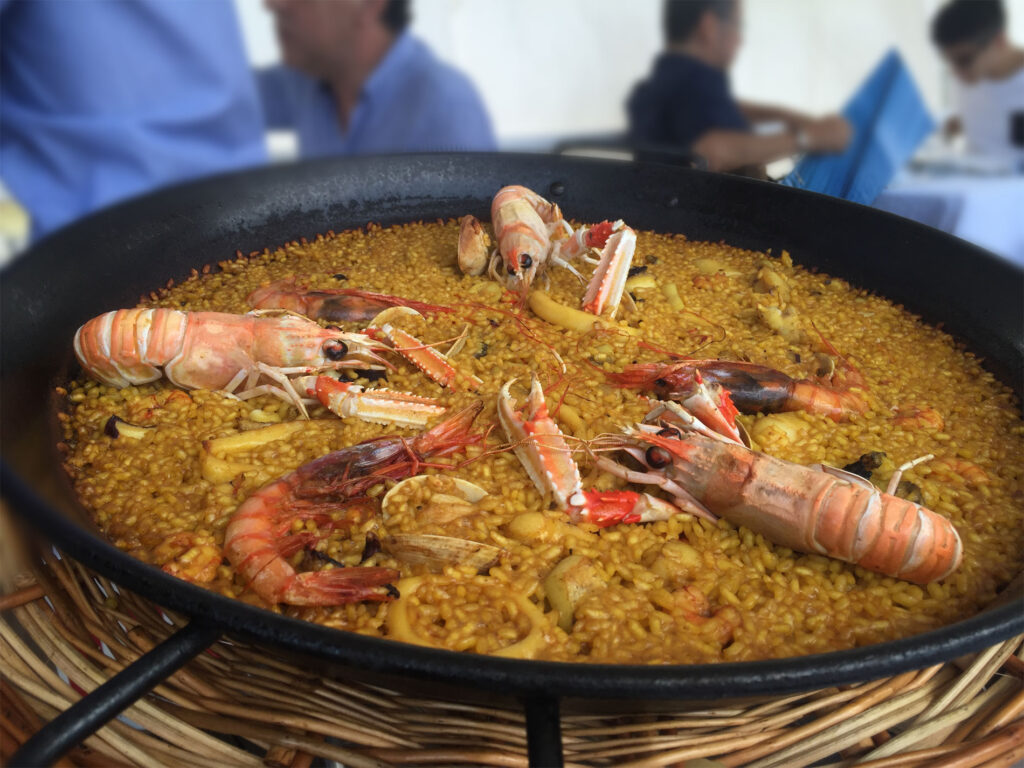 What is paella? Seafood paella, Spanish dish, try it at Cúrate Trips