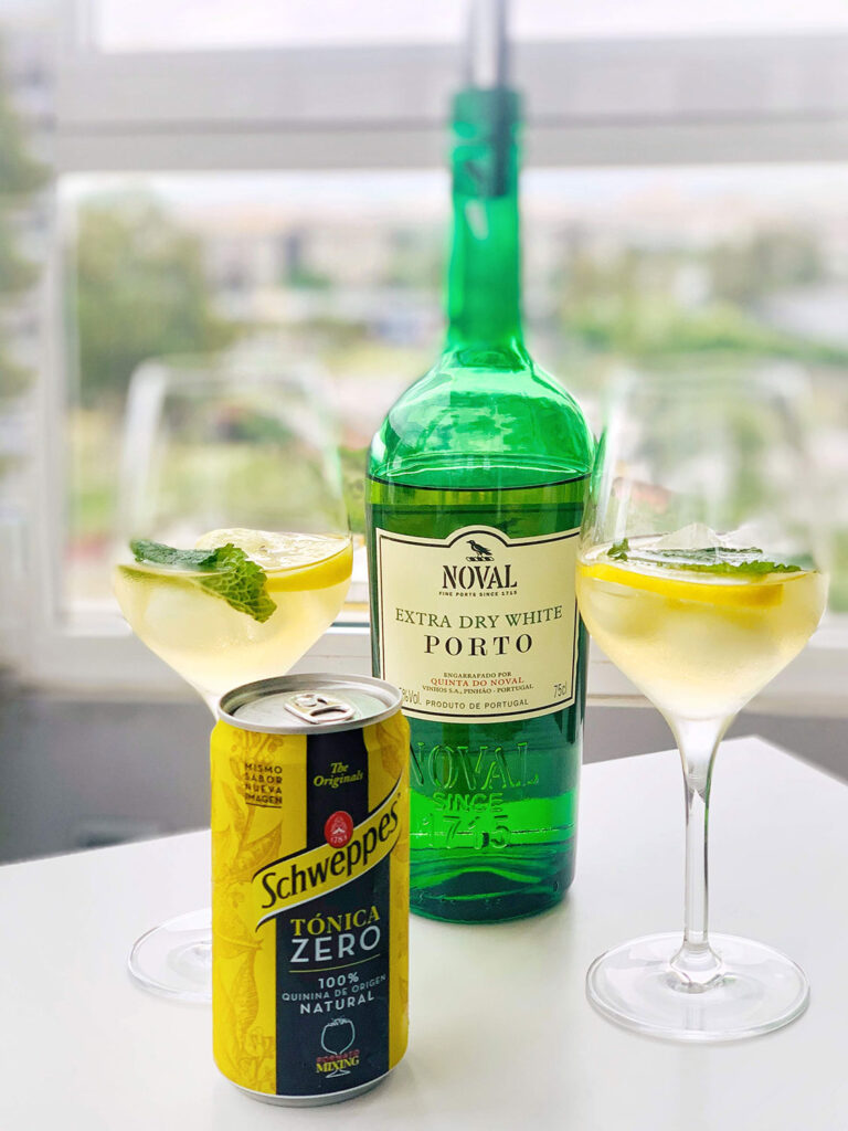 Port tonic cocktail, a trendy drink, CÚRATE Trips
